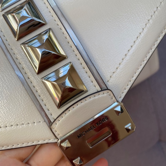 Like New Michael Kors bag - Picture 2 of 7